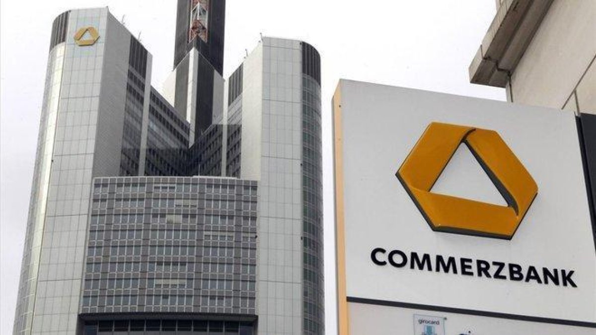 La sede del banco alemán Commerzbank en Fráncfort.-AP / MICHAEL PROBST