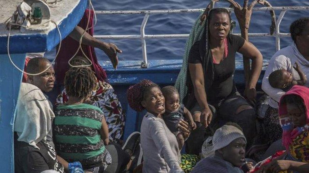 Migrantes rescatados en el Mediterráneo el pasado 30 de junio.-AP (OLMO CALVO)