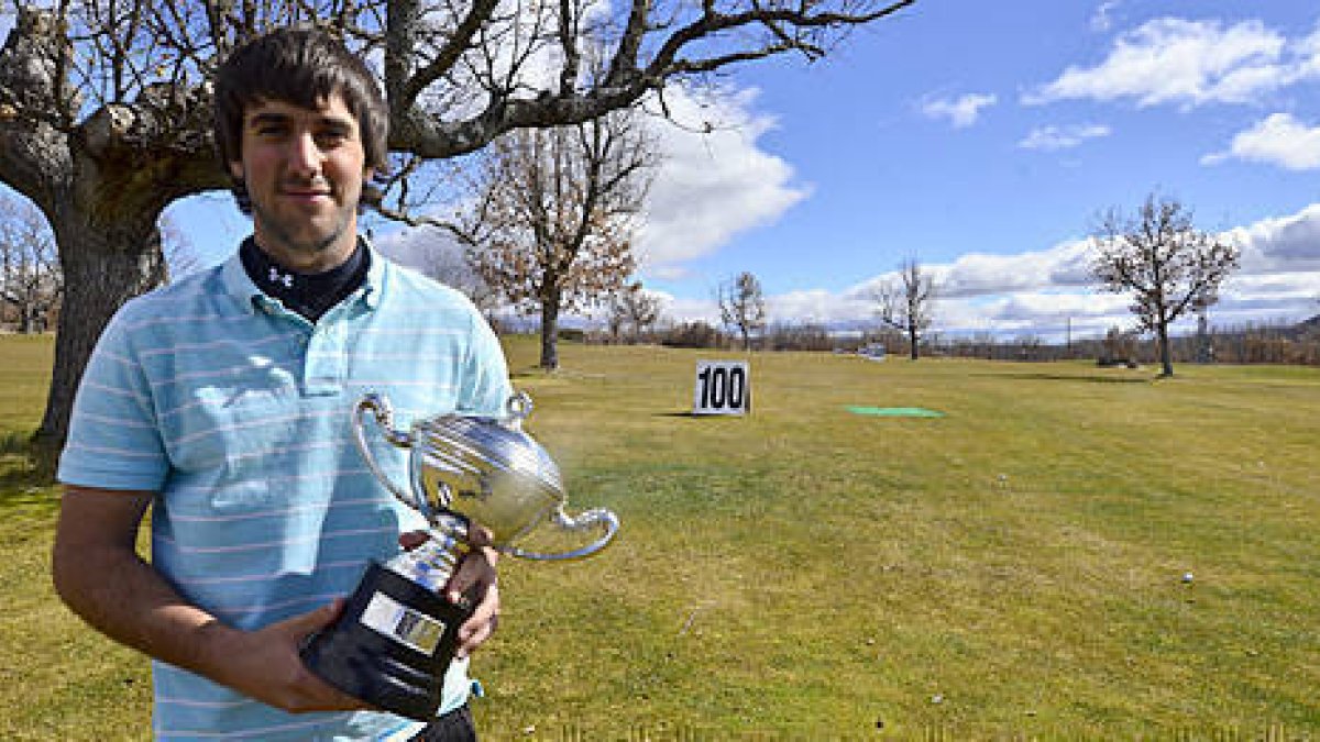 Daniel Berná con el trofeo de campeón de la Copa del Rey amateur lograda en marzo. / ÁLVARO MARTÍNEZ-
