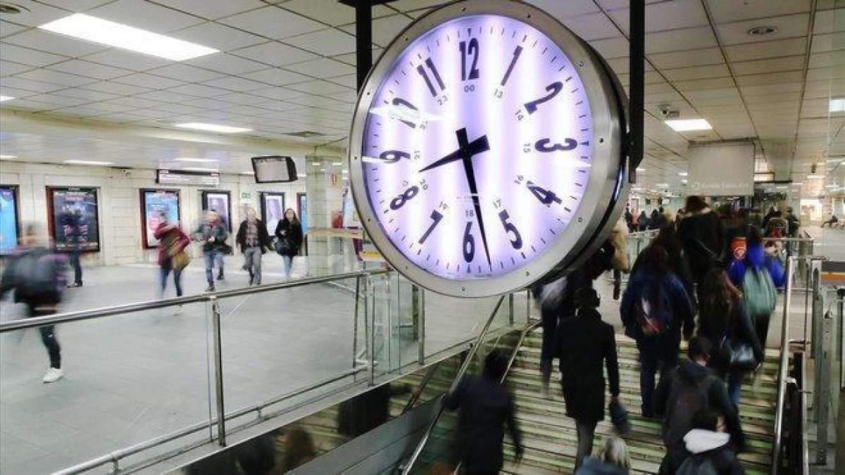 El reloj del vestíbulo de Renfe en la plaza de Catalulña.-RICARD CUGAT