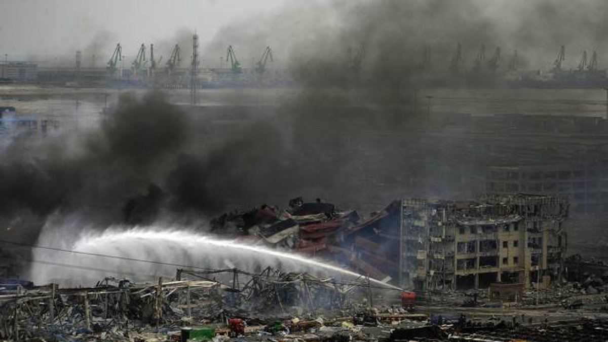 Tareas de remojo en la zona de las explosiones de Tianjin, este viernes.-AFP
