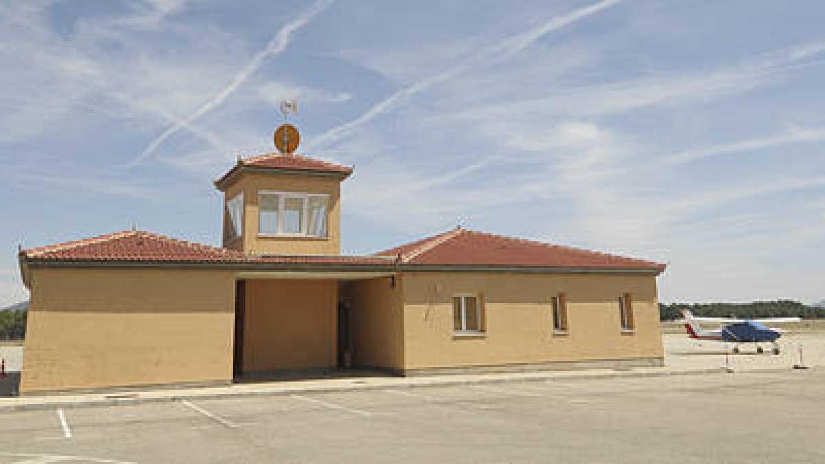 Edificio principal del aeródromo de Garray. / VALENTÍN GUISANDE-