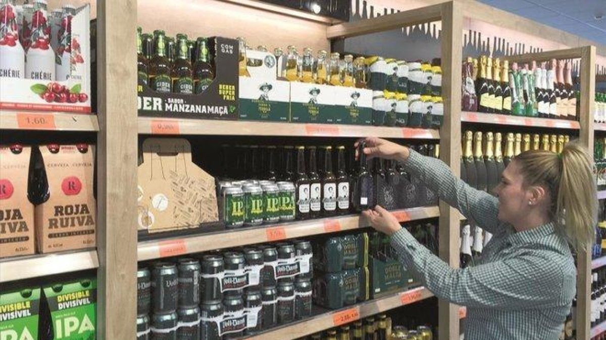 Surtido de cervezas en un supermercado de Mercadona.-