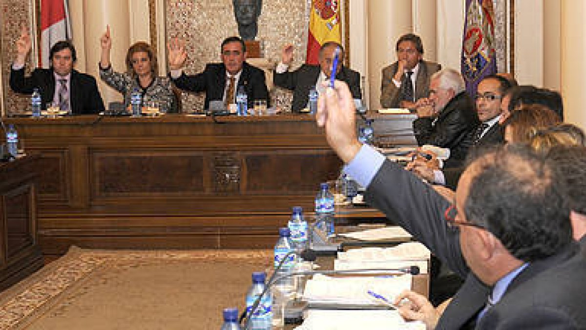 El Pleno de la polémica del 5 de noviembre de 2010 cuya amortización de la plaza de Revuelto se considera no conforme a Derecho por el alto tribunal. / VALENTÍN GUISANDE-