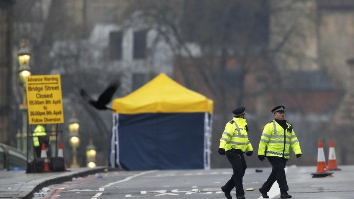 Agentes de policía, en el puente de Westminster, este jueves.-REUTERS / DARREN STAPLES