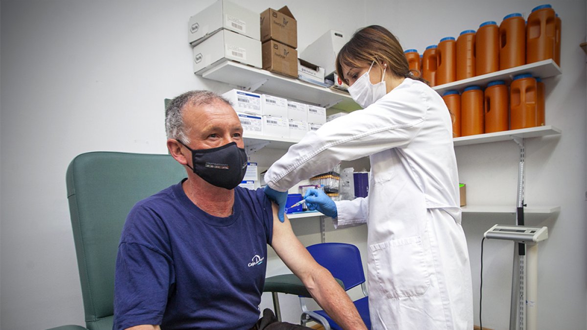 Un soriano recibe una dosis de vacuna frente al Covid. MARIO TEJEDOR