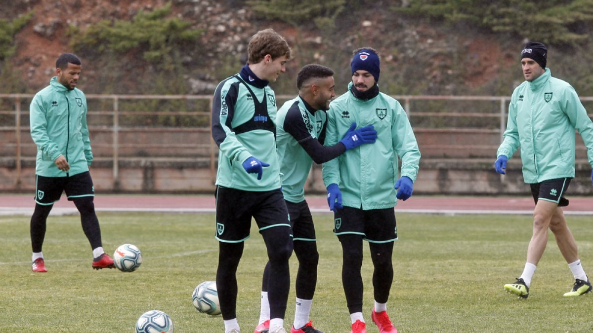 Curro Sánchez volvía ayer a los entrenamientos con el Numancia tras diez días en el dique seco. MARIO TEJEDOR