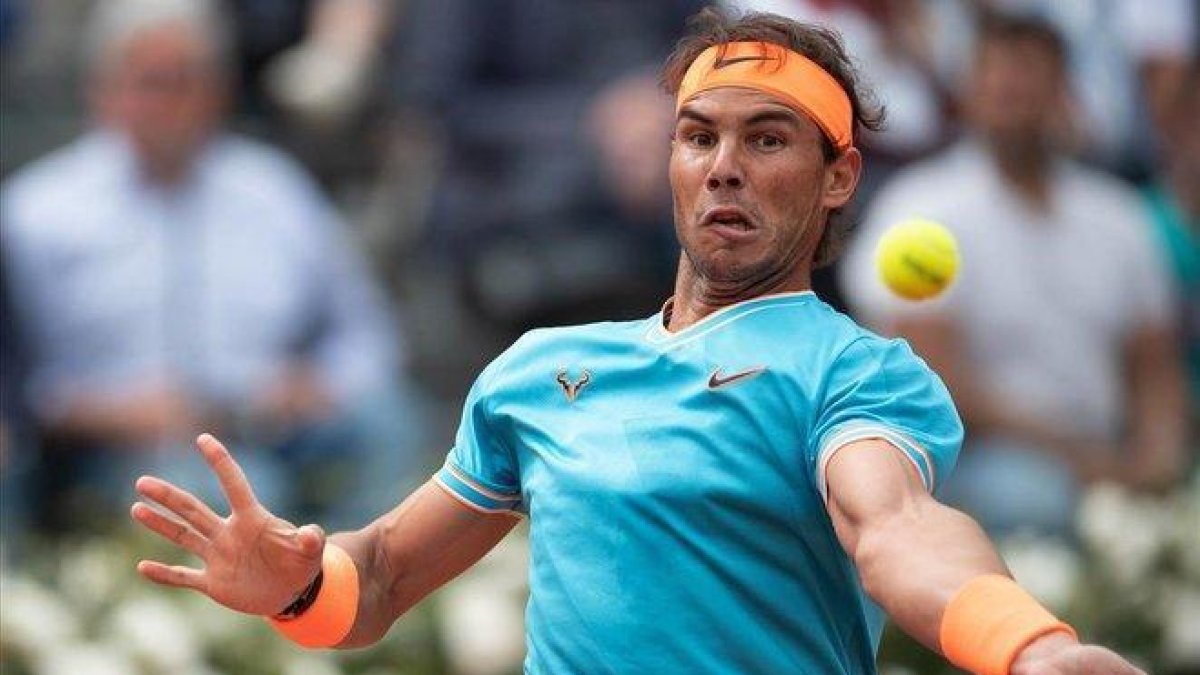 Rafa Nadal devuelve una pelota alta en el partido contra Tsitsipas.-GIUSEPPE MAFFIA (REUTERS)