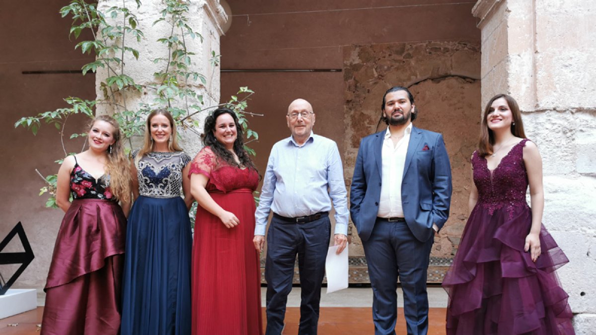 Francisco Mejorada, director general del Festival Lírico de Medinaceli, (en el centro) junto a los ganadores del VII Concurso de Canto Un Futuro DeArte. Foto: Fundación DeArte