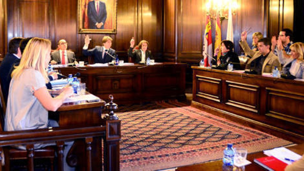 Una de las votaciones del pleno en la que los concejales del PSOE se muestran a favor del punto debatido. / Á.M.-