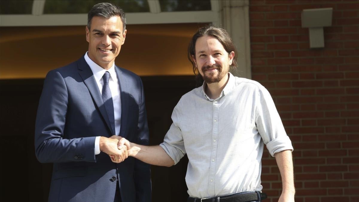 Pedro Sánchez y Pablo Iglesias, en el palacio de la Moncloa-DAVID CASTRO