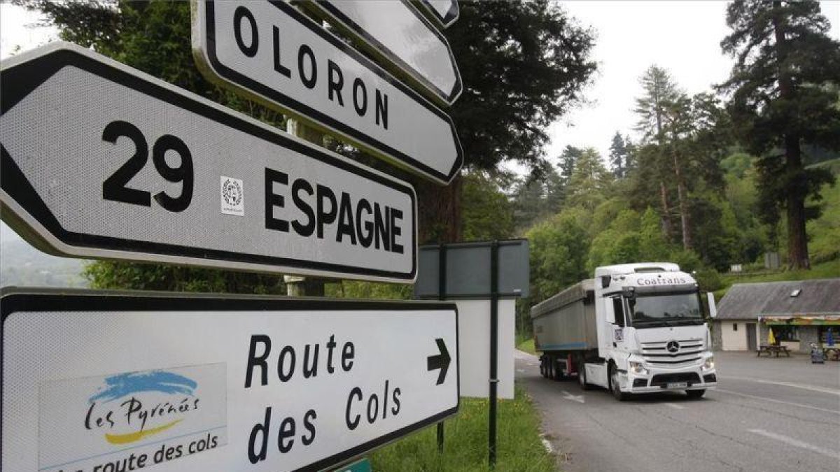 Un camión circula en dirección a entre Laruns y la frontera.-JAIME GALINDO