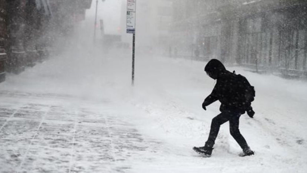 Un neoyorquino intenta avanzar a través de la tormenta de nieve en la ciudad.-/ THEO WARGO