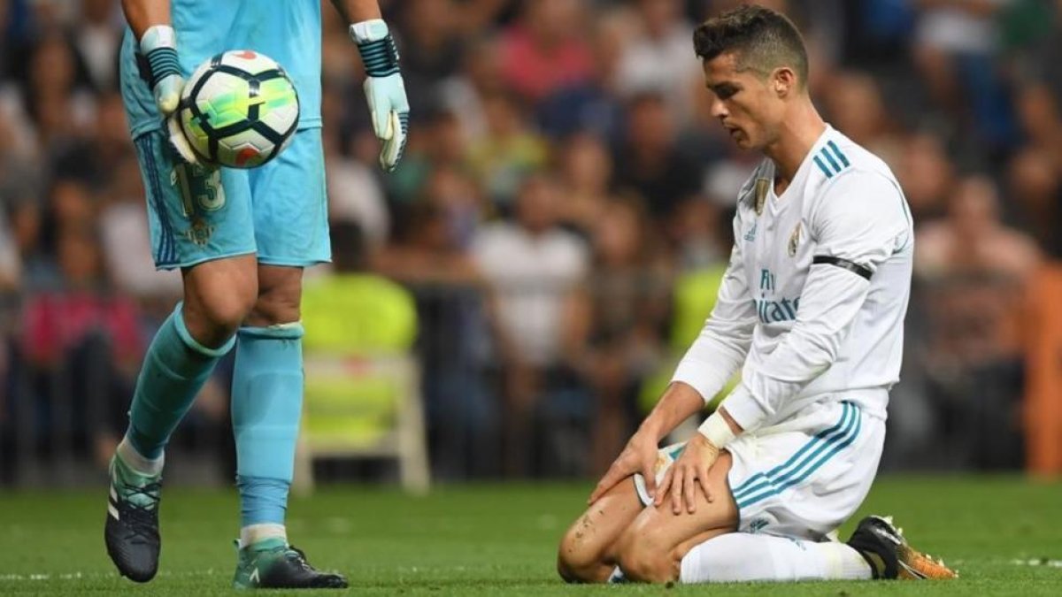 Cristiano Ronaldo, impotente a los pies de Adán, en el partido del miércoles en el Bernabéu-AFP / GABRIEL BOUYS