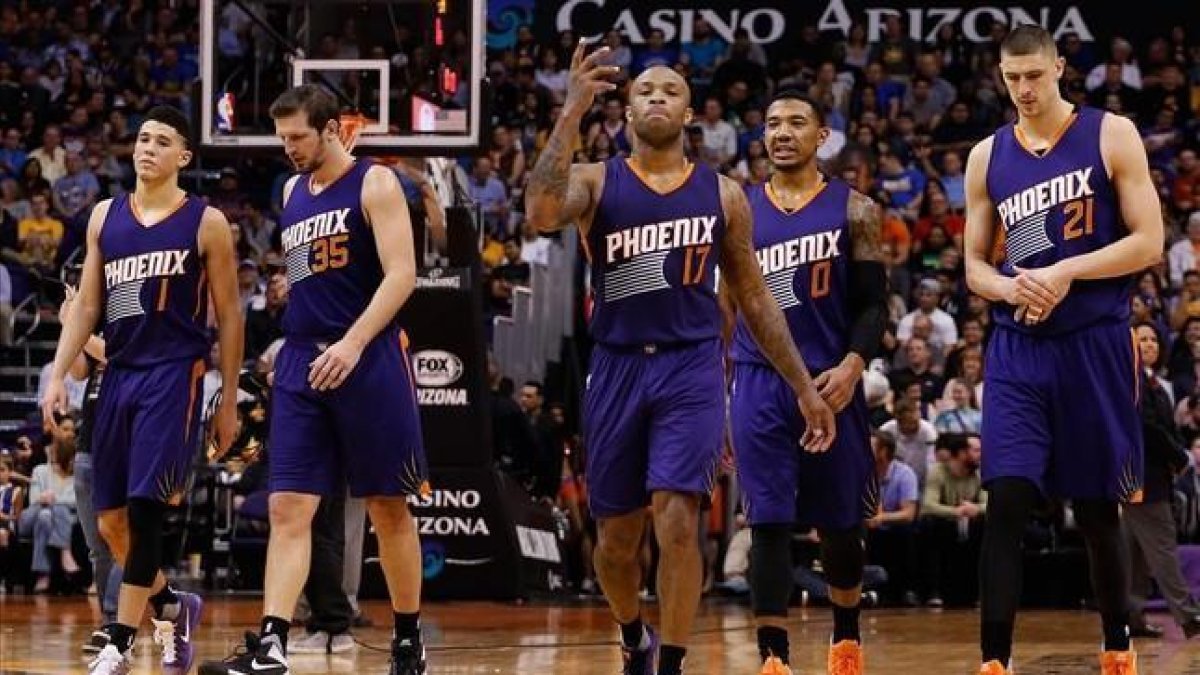 Los jugadores de los Suns, durante un encuentro.-AFP / CHRISTIAN PETERSEN