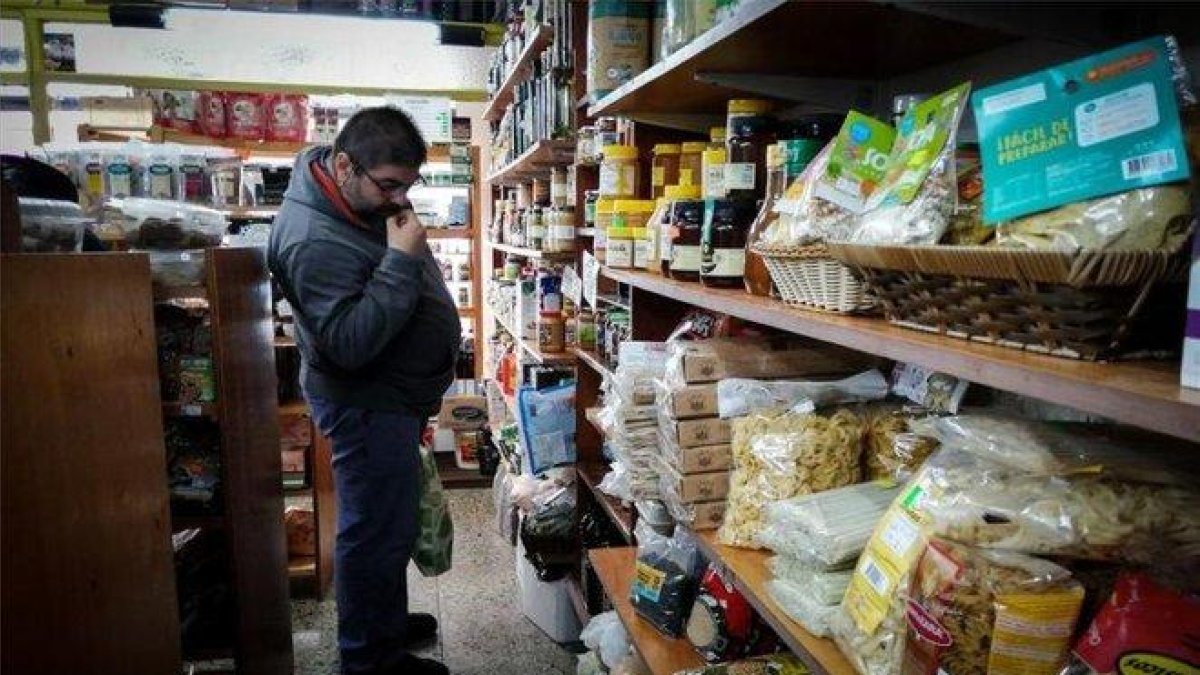 Un consumidor argentino compara precios.-EFE