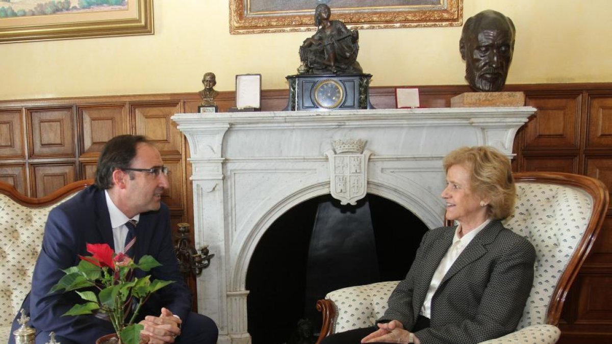 La Defensora del Pueblo, Soledad Becerril, junto al alcalde de Palencia, Alfonso Polanco, en el despacho de la Alcaldía.-ICAL