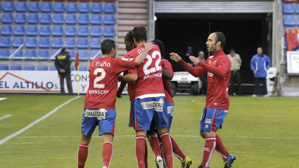 Los jugadores del Numancia celebran el tanto del triunfo. / A. Martínez-