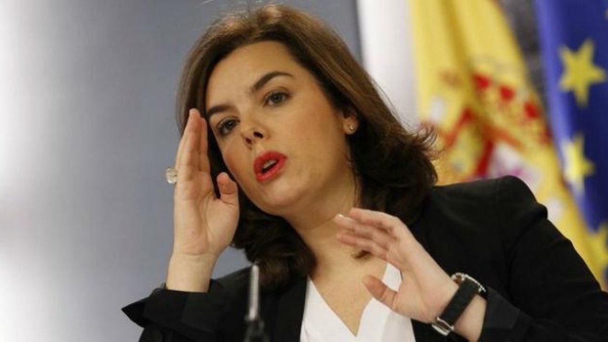 La vicepresidenta del Gobierno, Soraya Sáenz de Santamaría, en la rueda de prensa posterior al Consejo de Ministros.-JUAN MANUEL PRATS