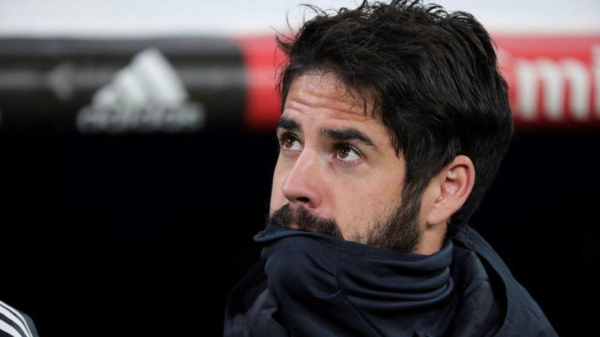 Isco en el banquillo del Madrid.-EFE