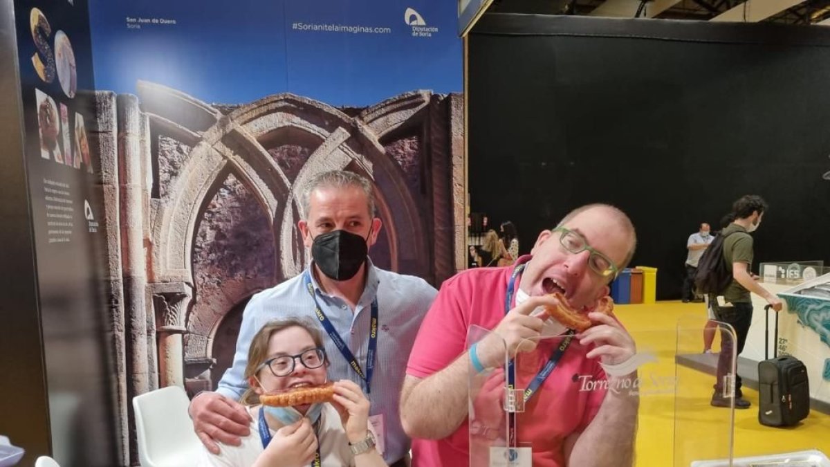 Gloria Ramos y José de Luna prueban unos torreznos 'de campeonato'. HDS