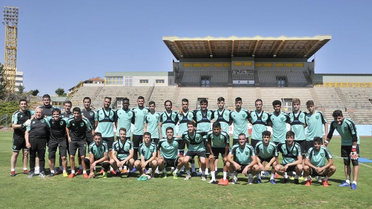 La actual plantilla del Numancia que ayer comenzó la pretemporada en el anexo de Los Pajaritos a las órdenes de Luis Carrión.-Valentín Guisande