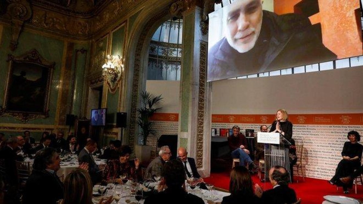 Guillermo Arriaga se dirige desde la pnatalla a los presentes en la gala del Premio Alfaguara, este viernes.-EFE / DAVID FERNÁNDEZ