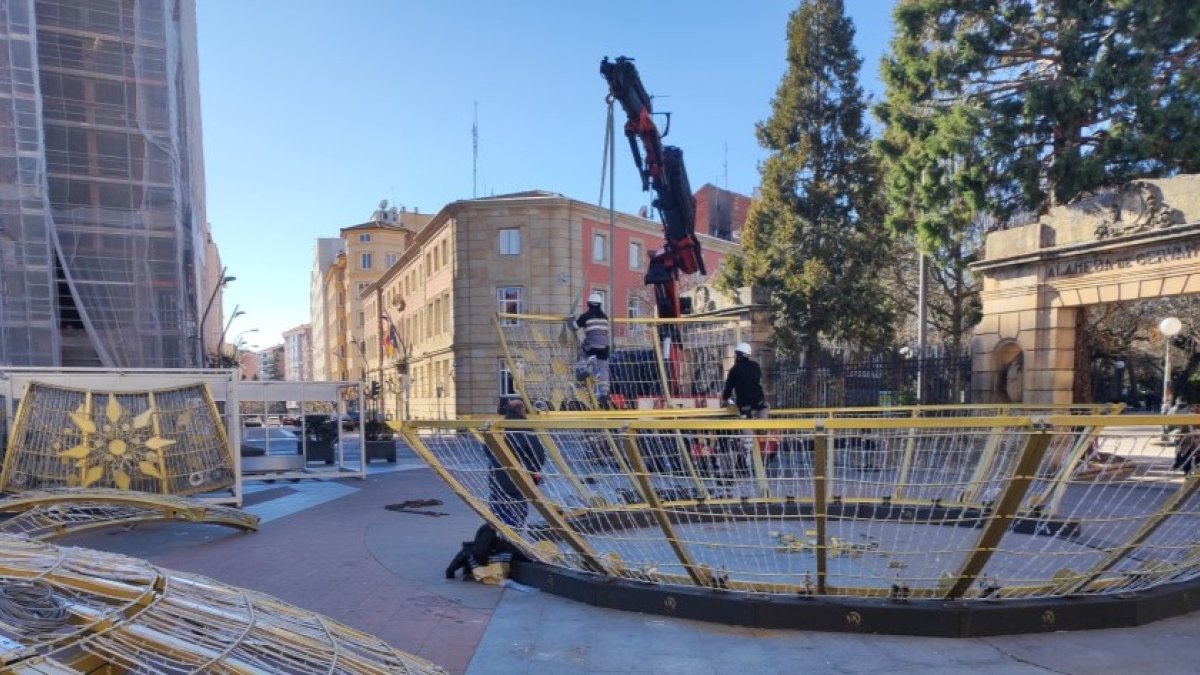 Desmontaje de la bola navideña de Soria en la mañana de este domingo. A.C.