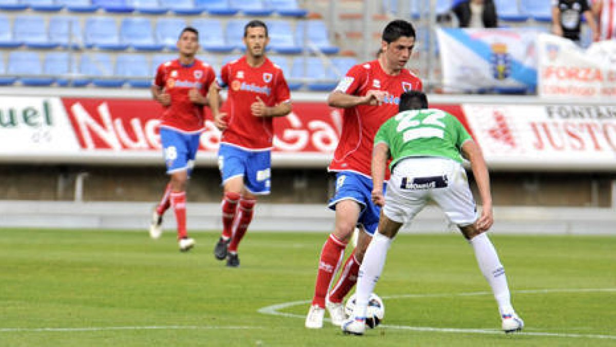 Juanjo intenta superar a Pavón. / D. Mayor-