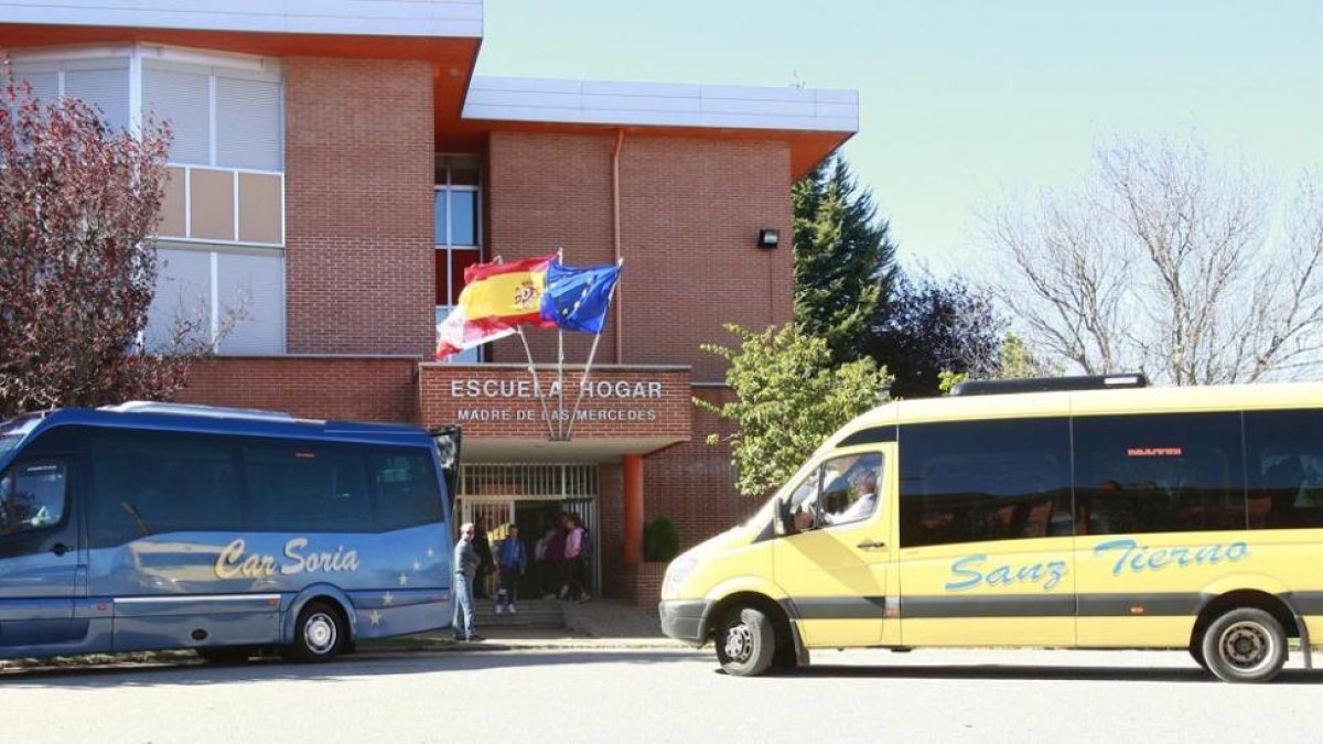 El escolar come todo los días en la Escuela Hogar.-MARIO TEJEDOR