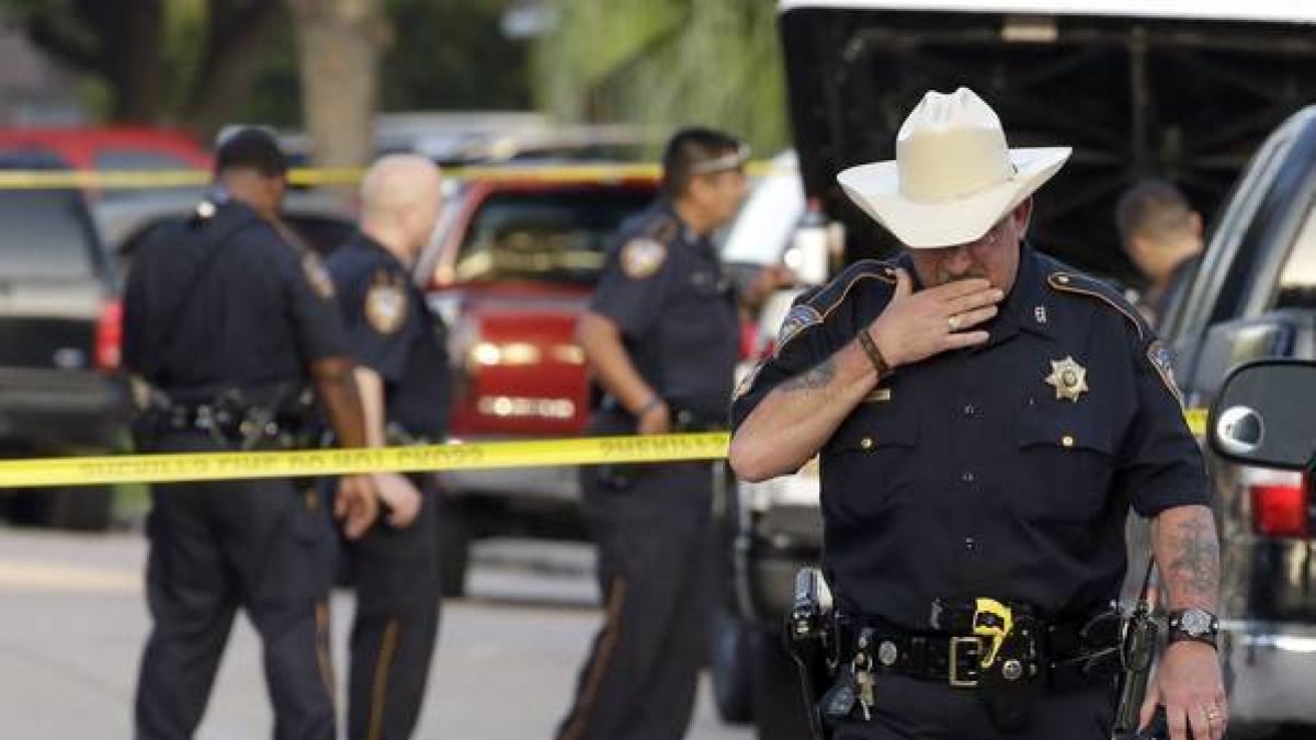 Agentes de la policía del condado de County, en el lugar del crimen, este domingo.-Foto: AP / DAVID J. PHILLIP
