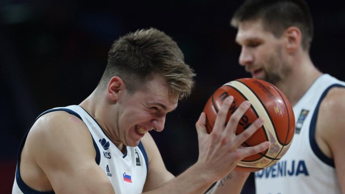 Doncic celebra una canasta en el partido de cuartos contra Letonia-SEDAT SUNA (EFE)