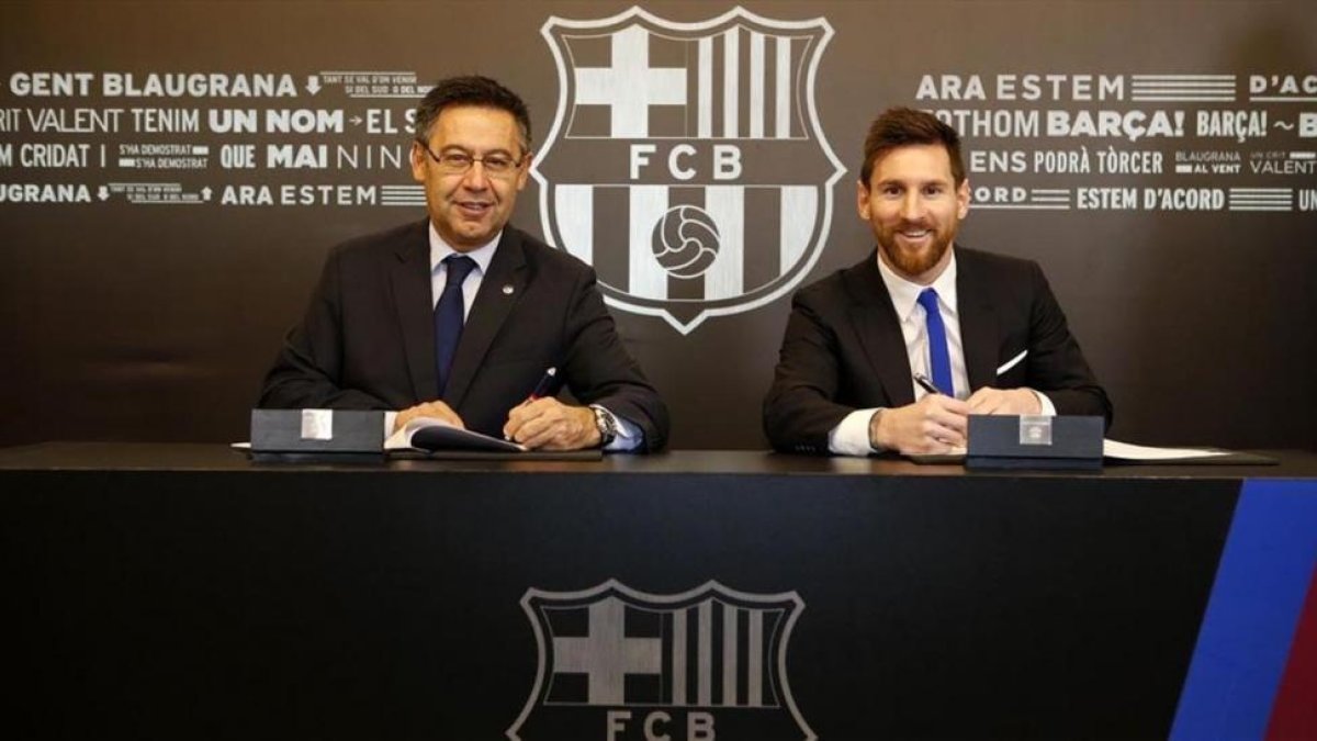 Messi y Bartomeu, en la firma de renovación.-EL PERIÓDICO