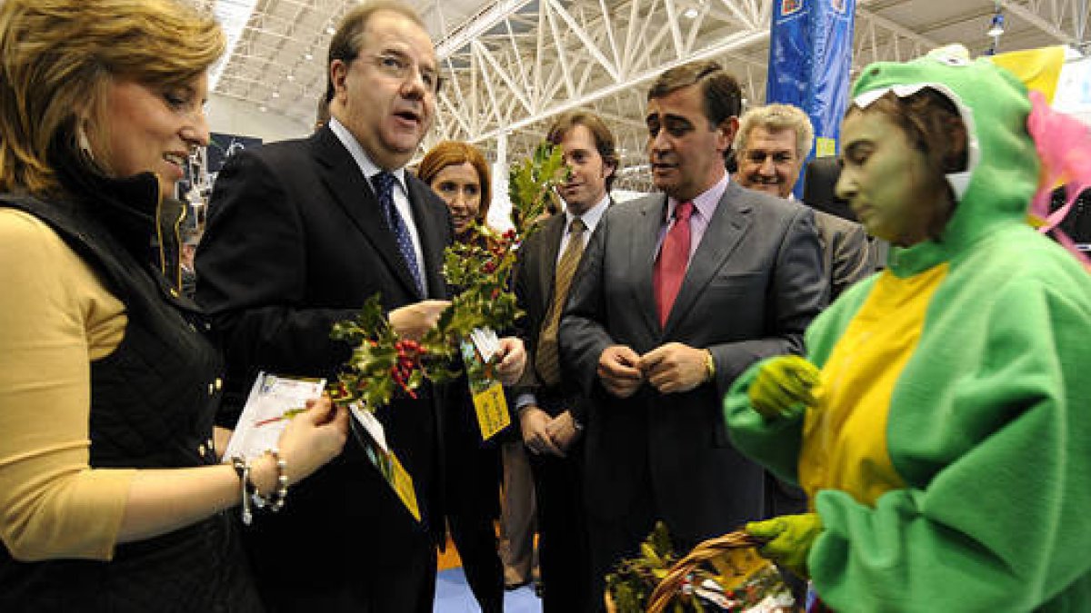 Encabezando la comitiva, el presidente de la Junta en el stand de Soria. / V.G.-