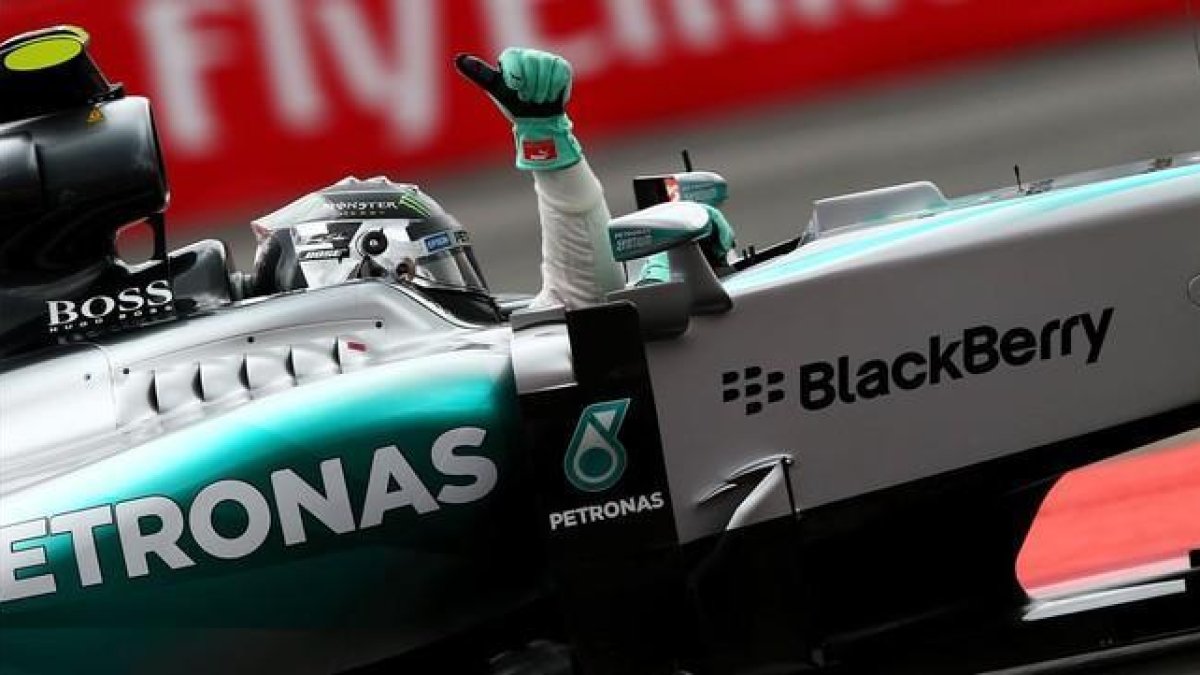 Rosberg celebra con el pulgar su cuarta 'pole' consutiva, lograda en México.-AFP