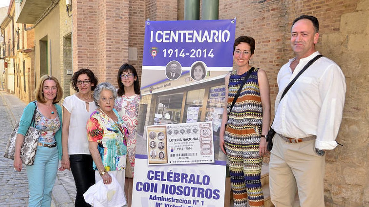 La familia Cid ante el cartel conmemorativo. -