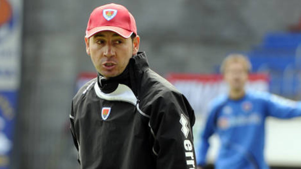 El recién renovado técnico del Numancia, Pablo Machín. / VALENTÍN GUISANDE-