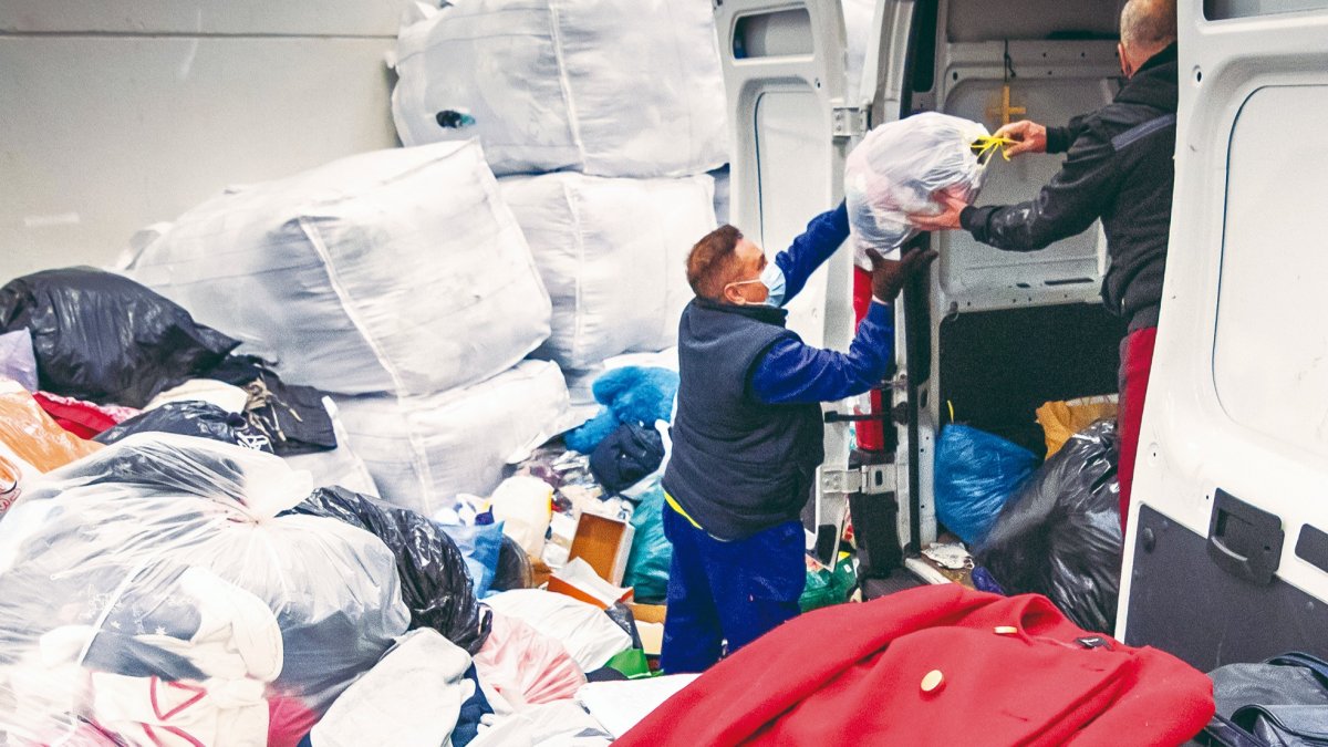 Voluntarios recogiendo ropa.-HDS