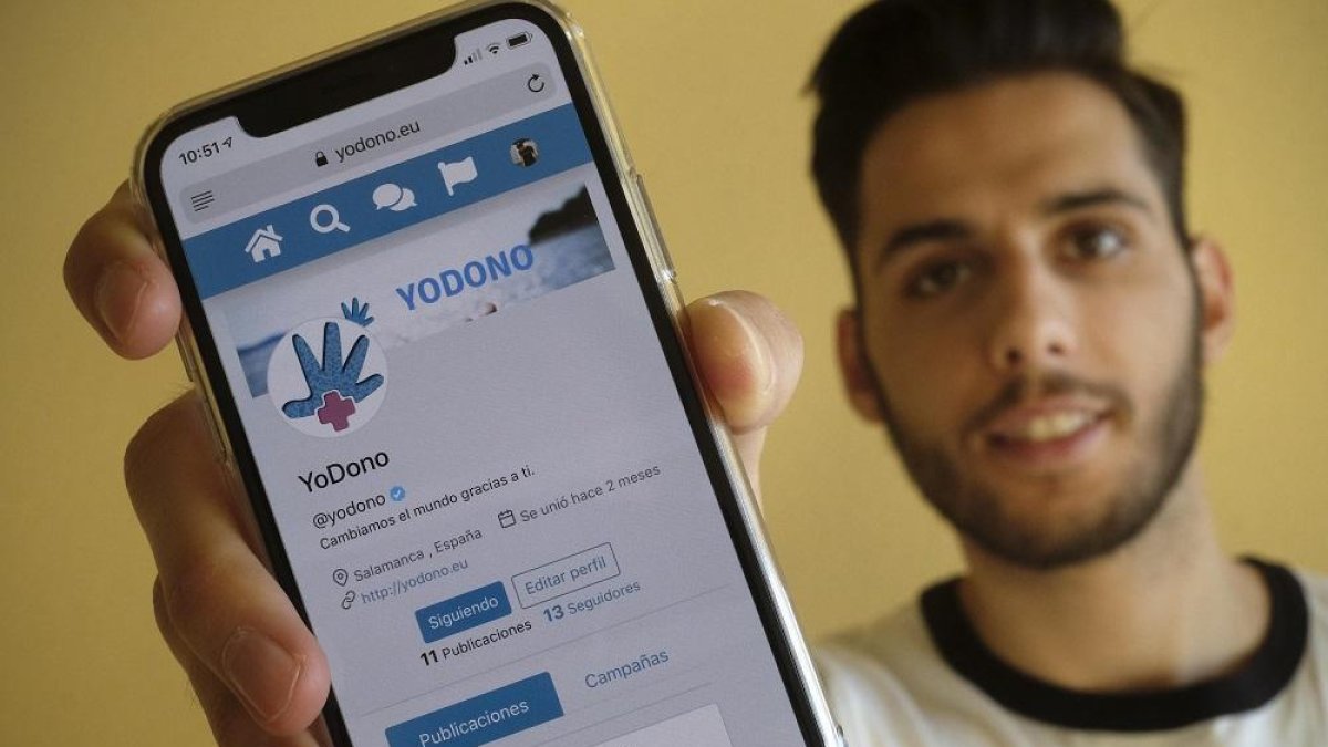 El ingeniero informático de la Universidad de Salamanca Iskren Dramomirov muestra la red social YoDono.-- ENRIQUE CARRASCAL