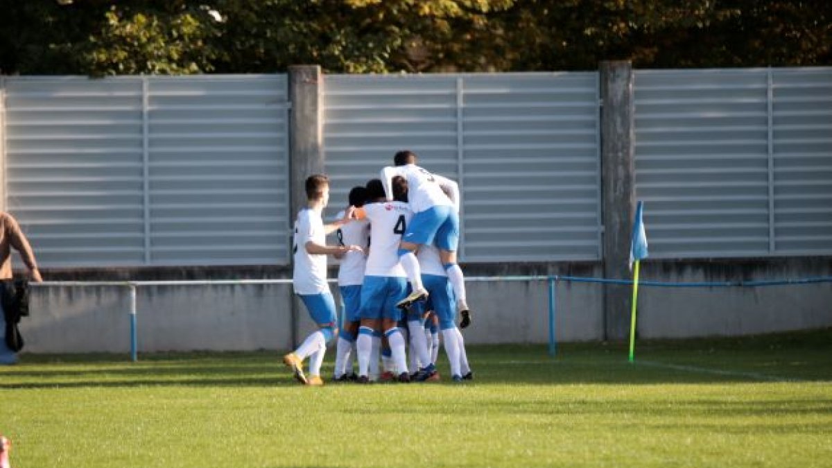 El Almazán celebró la victoria en un partido que se había puesto imposible. HDS