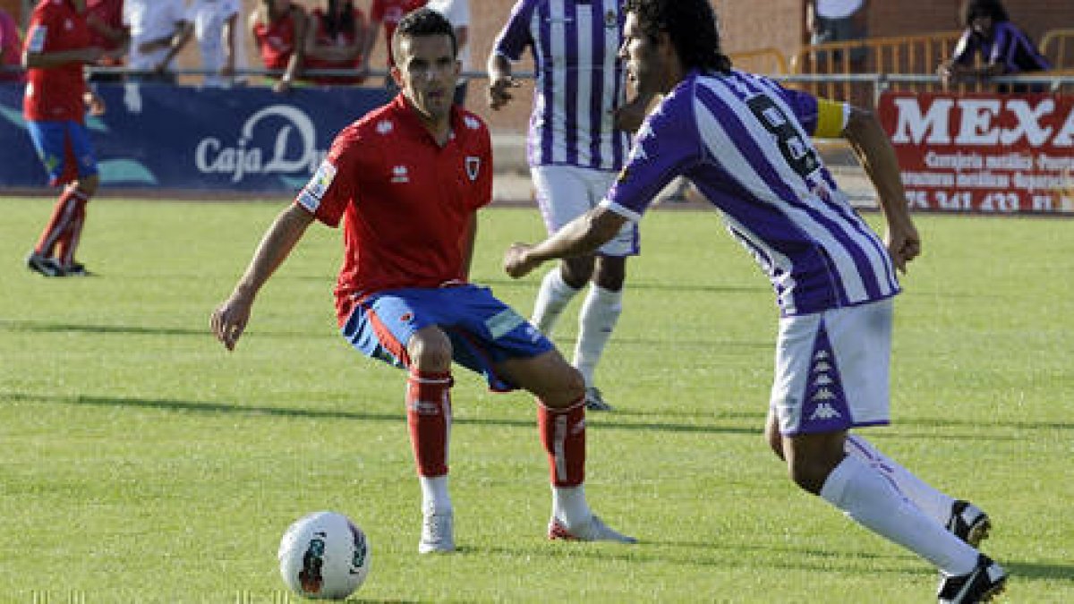 Julio Álvarez durante un encuentro de pretemporada con el Numancia. / ÚRSULA SIERRA-