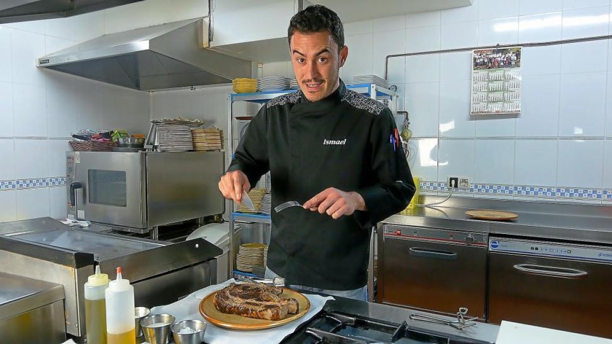 Ismael González se dispone a trocear un chuletón de avileña recién preparado-DESTINO GARCÍA