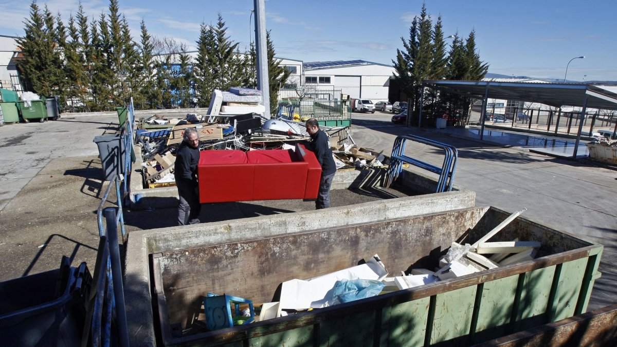 El punto limpio se encuentra en la calle N del polígono industrial Las Casas. MARIO TEJEDOR
