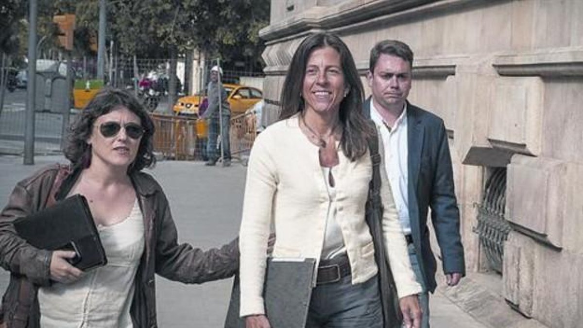 Anna Vidal (centro), el pasado abril, antes de declarar en el Tribunal Superior de Justícia de Catalunya.-