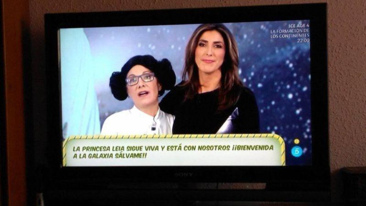 La colaboradora de 'Sálvame' disfrazada de Leia Organa, junto a la presentadora, Paz Padilla, en el gag del programa de Tele 5.-