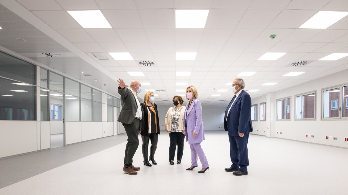 La consejera Verónica Casado visitó las instalaciones del nuevo edificio, entre ellas las del laboratorio, junto a la directora de Infraestructuras, María Ángeles Cisneros; la delegada, Yolanda de Gregorio; el gerente, Enrique Delgado, y el director de gestión de la Gerencia, José Luis Vicente. G.M.