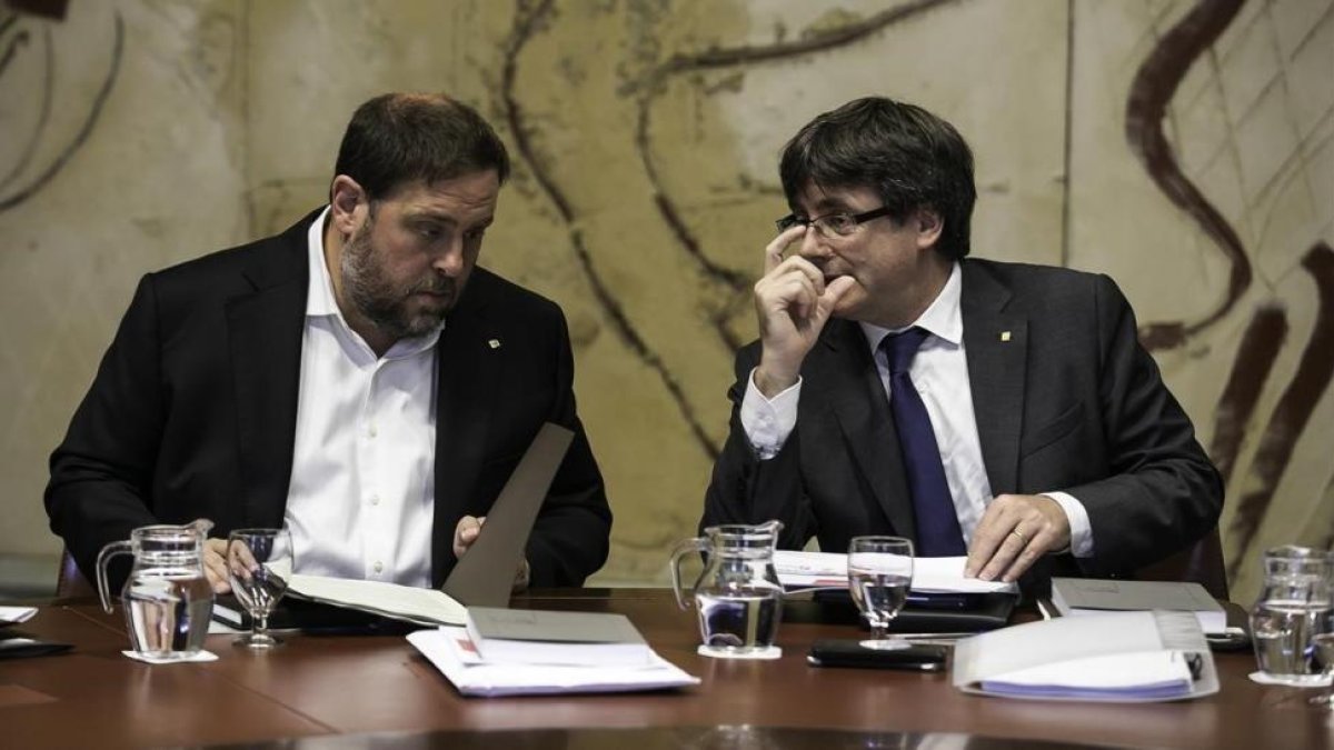 Oriol Junqueras y Carles Puigdemont, el martes, en la reunión del Consell Executiu-JOAN CORTADELLAS