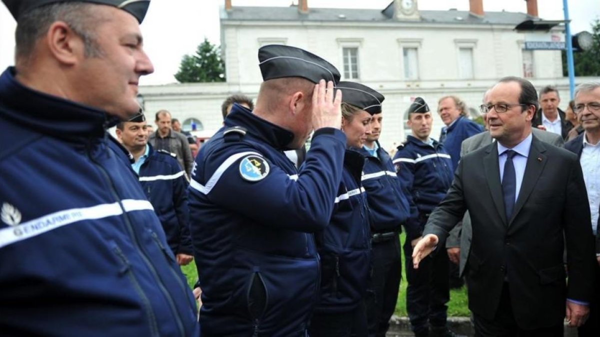 El presidente francés, François Hollande, saluda a varios gendarmes.-AFP / GUILLAUME SOUVANT