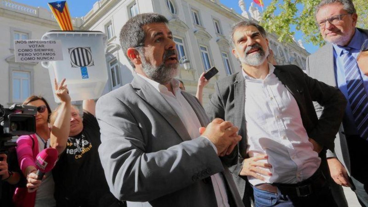 Duras críticas contra la decisión del juez de mantener a Junqueras, Forn y los Jordis en prisión sin fianza.-JUAN MANUEL PRATS (ARCHIVO)