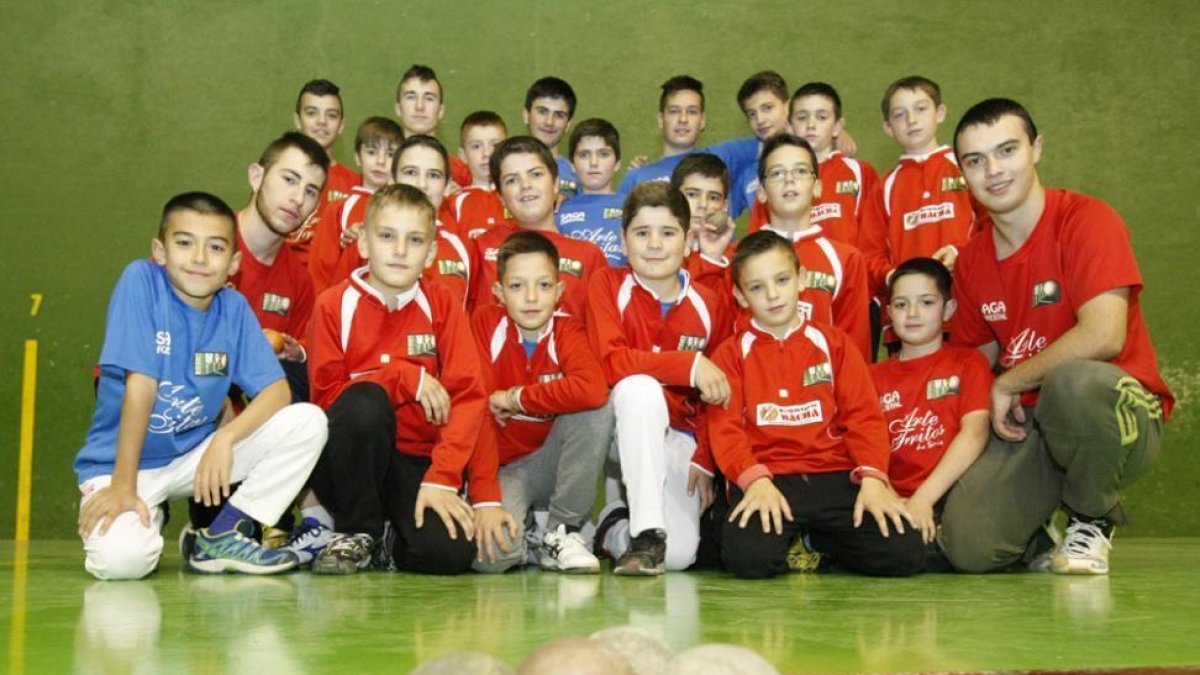 Algunos de los niños que entrenan en el CP Urbión en las categorías inferiores, posAndo y en pleno entrenamento-MARIO TEJEDOR